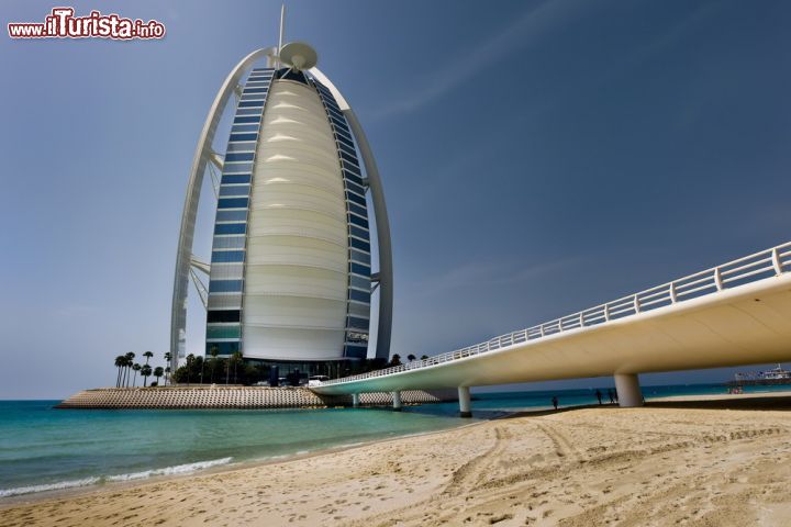 Immagine La forma a Vela, ideata dall’architetto Tom Wright, contraddistingue il grattacielo Burj al Arab a Dubai - © muznabutt / Shutterstock.com