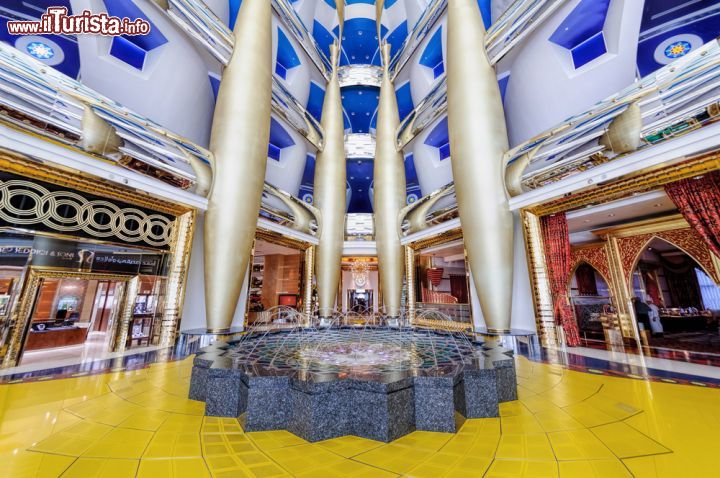 Immagine La Lobby dell'hotel Burj el Arab a Dubai - © Francesco Dazzi / Shutterstock.com