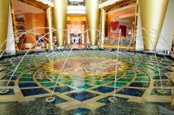 Hall principale del Burj al Arab a Dubai, uno degli alberghi più lussuosi del mondo - © muznabutt / Shutterstock.com 