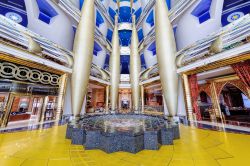 La Lobby dell'hotel Burj el Arab a Dubai ...
