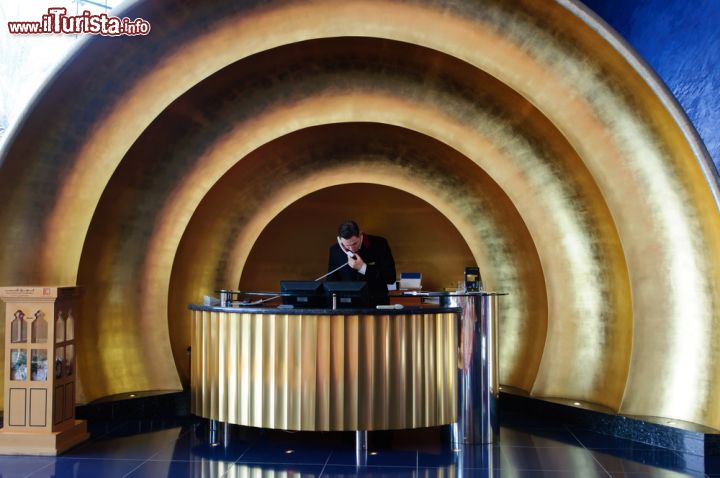 Immagine La Reception del Burj al-Arab uno degli hotel più famosi a Dubai - © muznabutt / Shutterstock.com