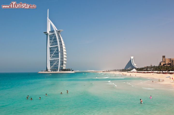 Immagine La grande spiaggia a fianco del Burj al Arab, l'hotel di Dubai a forma di grande vela - © muznabutt / Shutterstock.com