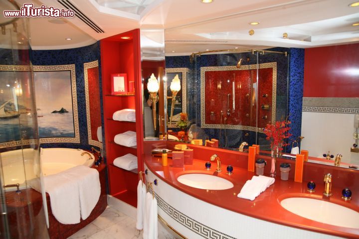 Immagine Il bagno di una lussuosa suite all'hotel Burj el Arab di Dubai. La Royal Suite costa ben 9.000 euro a notte - © Joseph Calev / Shutterstock.com