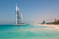 La grande spiaggia a fianco del Burj al Arab, ...