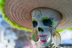 Per le celebrazioni dei morti il Forever Cemetery di Hollywood si trasforma in un variopinto party a tema macabro, con la festa del Dia de los Muertos - © betto rodrigues / Shutterstock.com ...