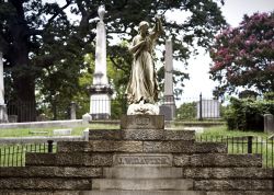 I giardini dell'Hollywood Forever Cemetery, una delle attrazioni (macabre) di Los Angeles - © Jeff Satterthwaite / Shutterstock.com