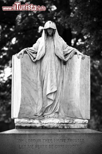 Immagine Inquietante statua all'interno del cimitero di Hollywood - © Jeff Satterthwaite / Shutterstock.com