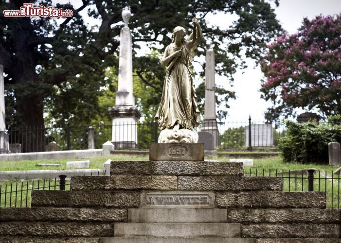 Immagine I giardini dell'Hollywood Forever Cemetery, una delle attrazioni (macabre) di Los Angeles - © Jeff Satterthwaite / Shutterstock.com