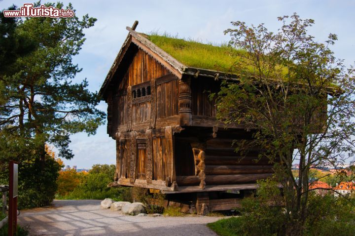 Immagine Una tipica casa in legno al Museo Skansen di Stoccolma, si trova a sud-est del centro sull'isola di Djurgården - © Roman Vukolov / Shutterstock.com