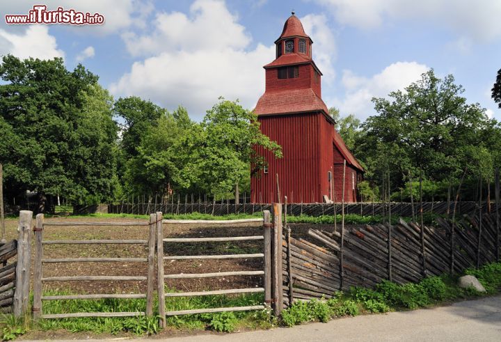 Immagine La chiesa in legno di Seglora risale al 18° secolo ed è stata ricostruita allo Skansen Museum di Stoccolma - © a40757 / Shutterstock.com