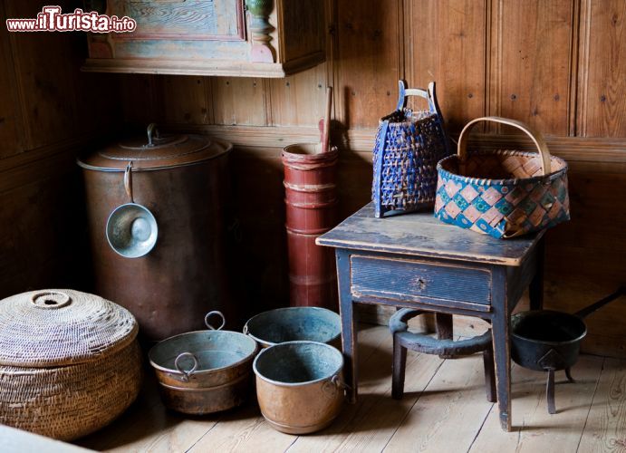 Immagine Particolare degli arredi di una casa rurale svedese. Siamo allo Skansen Museum nei dintorni di Stoccolma - © jo Crebbin / Shutterstock.com =