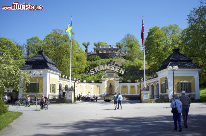 Immagine L'ingresso del Muso Skansen: qui si trovano  intere case ed edifici storici acquistati, smontati e rimontati con passione da Artur Hazelius, che volle preservare una parte della storia rurale della Svezia - © Stocksnapper / Shutterstock.com