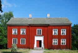 Una casa in legno allo Skansen Museum: oltre agli edifici il lavoro di Artur Hazelius si concentrò sugli oggetti della vita domestica e rurale della svezia dell'800, e i villaggi ...