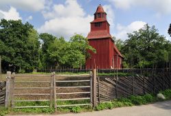 La chiesa in legno di Seglora risale al 18° secolo ed è stata ricostruita allo Skansen Museum di Stoccolma - © a40757 / Shutterstock.com