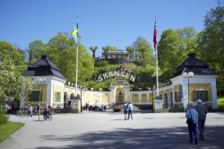 L'ingresso del Muso Skansen: qui si trovano  intere case ed edifici storici acquistati, smontati e rimontati con passione da Artur Hazelius, che volle preservare una parte della storia ...