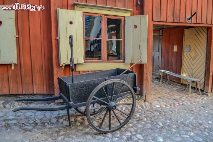 Immagine Una stradina del VIllaggio Skansen, il museo all'aperto di Stoccolma, in Svezia- © yoska87 / Shutterstock.com
