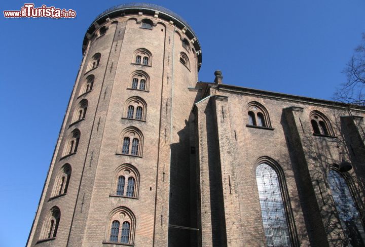 Immagine Costruita nel 17° secolo la Runde Taarn di Copenaghen ospita sulla cima una specola astronomica di 7 metri di diametro - ©  KN / Shutterstock.com