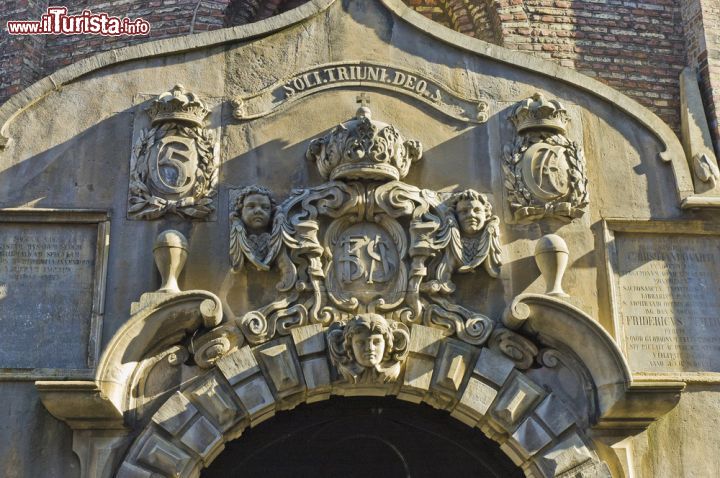 Immagine Particolare del portale d'ingresso alla Torre Rotonda di Copenhagen - © Anibal Trejo / Shutterstock.com