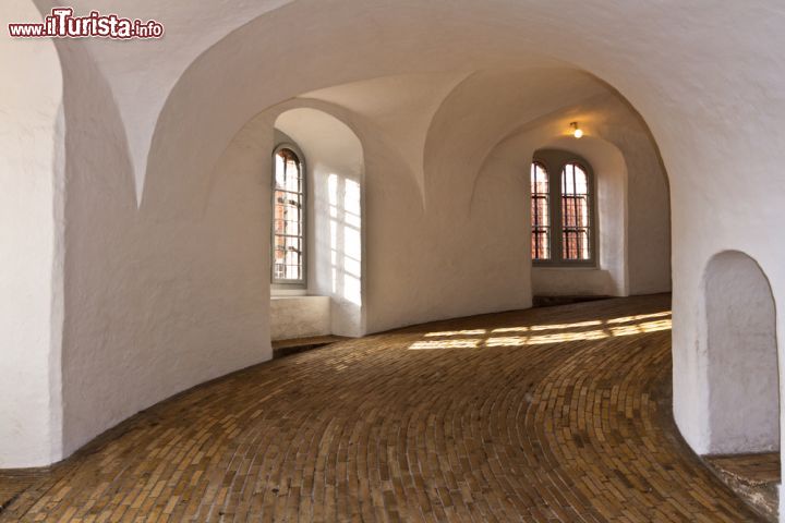 Immagine La rampa a spirale che sale all'interno della Torre Rotonda si snoda per una lunghezza complessiva di oltre 200 metri - © Nadezhda1906 / Shutterstock.com