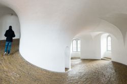 Il percorso della rampa a spirale all'interno della Torre Rotonda di Copenaghen conduce fino all'osservatorio astronomico posto sulla cima. Non sono presenti gradini perchè anche ...
