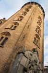 Alta circa 36 metri, la Torre Rotonda di Copenaghen ospita al suo interno una biblioteca e sulla cima un antico osservatorio astronomico - © luis abrantes / Shutterstock.com