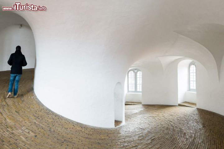 Immagine Il percorso della rampa a spirale all'interno della Torre Rotonda di Copenaghen conduce fino all'osservatorio astronomico posto sulla cima. Non sono presenti gradini perchè anche i cavalli potevano salire sulla torre - © Peter O'Toole  / Shutterstock.com