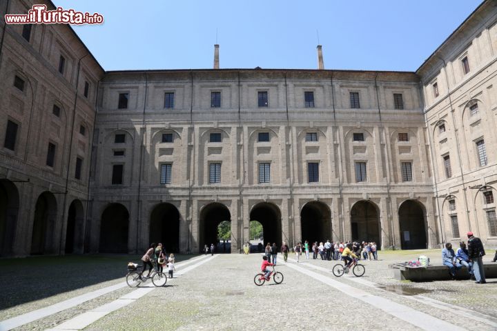 Immagine Coorte interna del Palazzo della Pilotta a Parma - © Zvonimir Atletic / Shutterstock.com