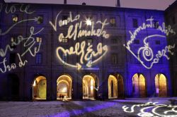 Proiezione di luci e frasi sulle pareti del Palazzo della Pilotta a Parma, durante il periodo natalizio - © iryna1 / Shutterstock.com 