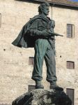 Una statua che raffigura un partigiano, siamo nei pressi del Palazzo della Pilotta a Parma - © InavanHateren / Shutterstock.com