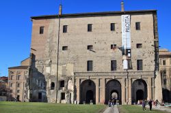 Il grande palazzo della Pilotta in centro a Parma ...