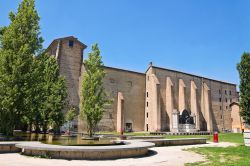 La Pilotta colpisce per le sue grandi dimensioni e per il giardino che la circondo, punto di riferimento per i cittadini ed i turisti che visitano Parma- © Mi.Ti. / Shutterstock.com