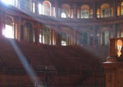 Il Teatro Farnese si trova nel complesso di Palazzo Pilotta, e la sua visita è inclusa nel percorso della Galleria Nazionale di Parma - © karaian -CC BY 2.0 - Wikimedia ...