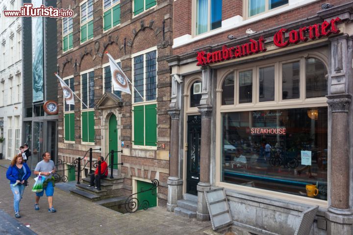 Immagine Turisti a passeggio sulla Jodenbreestraat di Amsterdam, davanti alla Casa Museo di Rembrandt - © Ivica Drusany / Shutterstock.com