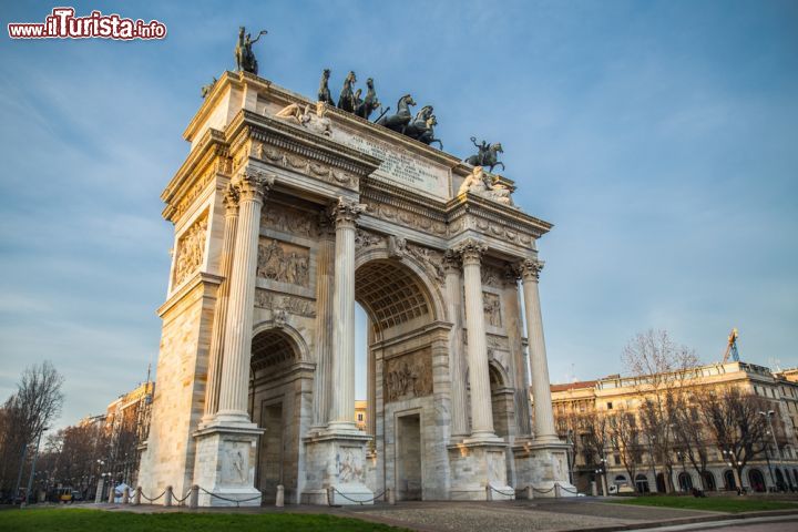 Immagine Costruito nel 1807 per volontà di Napoleone Bonaparte, l'Arco della Pace è divenuto uno dei simboli di Milano - © Mixov/ Shutterstock.com