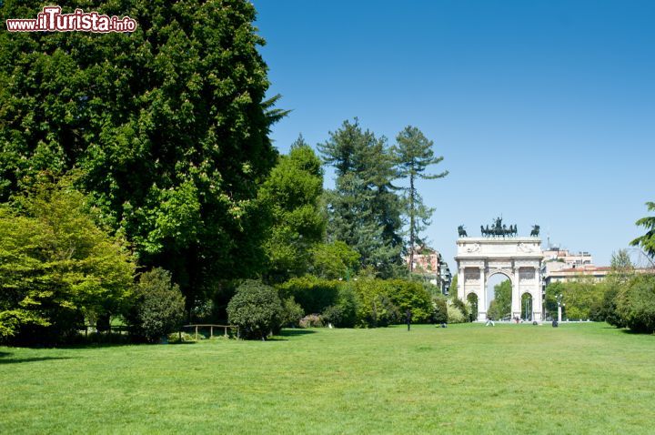 Immagine Passeggiando lungo il Parco Sempione di Milano, il polmone verde cittadino, l'area verde più estesa della città - © pio3 / Shutterstock.com