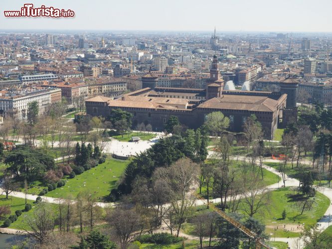 Immagine Veduta aerea del Parco Sempione di Milano, con il Castello Sforzesco e più indietro l'inconfondibile profilo del Duomo di Milano - © Claudio Divizia / Shutterstock.com