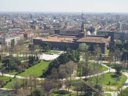 Veduta aerea del Parco Sempione di Milano, con il Castello Sforzesco e più indietro l'inconfondibile profilo del Duomo di Milano - © Claudio Divizia / Shutterstock.com