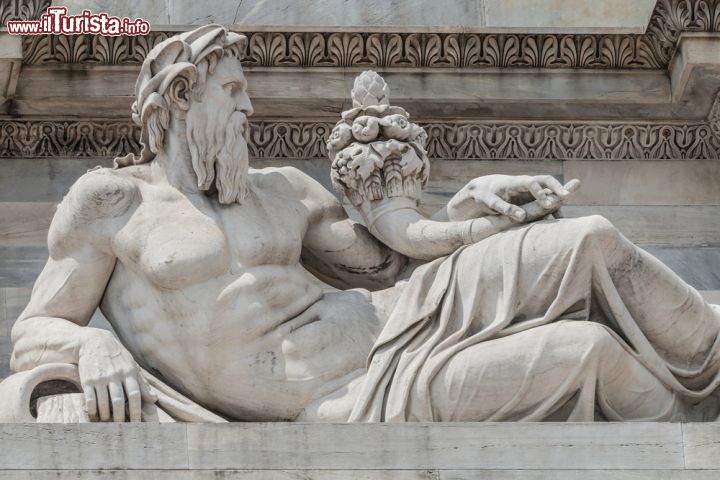 Immagine Una statua che fa parte del complesso dell'Arco della Pace di Parco Sempione a Milano- © Oleg Senkov / Shutterstock.com