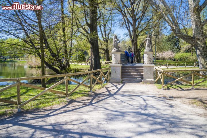 Immagine Il laghetto all'interno del Parco Sempione, uno dei polmoni verdi di Milano - © Anilah / Shutterstock.com