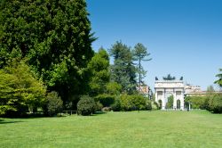 Passeggiando lungo il Parco Sempione di Milano, il polmone verde cittadino, l'area verde più estesa della città - © pio3 / Shutterstock.com