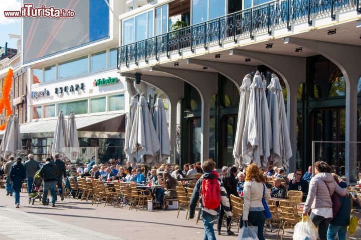 Immagine La piazza dedicata a Rembrandt in centro ad Amsterdam (Rembrandtplein) offre una buona scelta di locali e cooffe shops - © lornet / Shutterstock.com