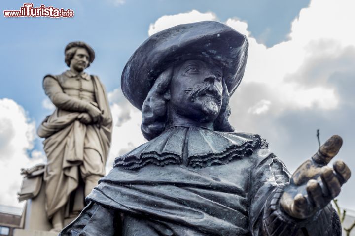 Immagine Un figurante de La Ronda di notte, e la statua di Rembrandt nella piazza Rembrandtplein di Amsterdam - © Anibal Trejo / Shutterstock.com