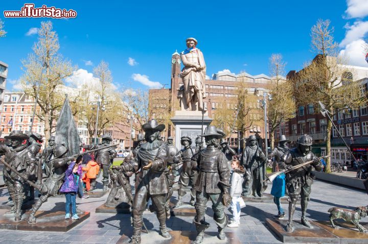 Immagine La statua di Rembrandt troneggia in mezzo a Rembrandtplein, la centrale piazza di Amsterdam -. Rimane circondata dalle statue de la Ronda di notte, una scultura eretta nel 2006 in occasione dell'anno dedicato a Rembradt che accese di inizative la capitale olandese - © lornet / Shutterstock.com