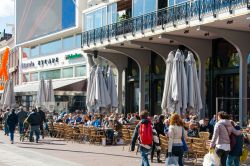 La piazza dedicata a Rembrandt in centro ad Amsterdam (Rembrandtplein) offre una buona scelta di locali e cooffe shops - © lornet / Shutterstock.com 