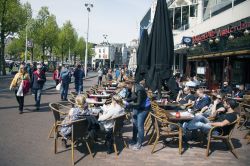 Bar e caffè lungo la Rembrandtplein assicurano una piacevole pausa durante la vostra visita di Amsterdam - © Anton Havelaar / Shutterstock.com 