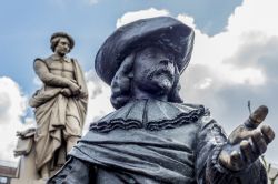 Un figurante de La Ronda di notte, e la statua di Rembrandt nella piazza Rembrandtplein di Amsterdam - © Anibal Trejo / Shutterstock.com