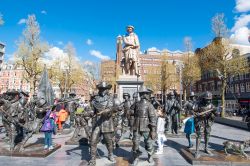 La statua di Rembrandt troneggia in mezzo a Rembrandtplein, la centrale piazza di Amsterdam -. Rimane circondata dalle statue de la Ronda di notte, una scultura eretta nel 2006 in occasione ...