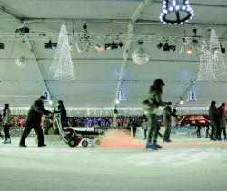 Il pattinaggio su ghiaccio viene eretto ogni anno in piazza Rembrandt, nel famoso parco Winterland in Amsterdam- © Gertan / Shutterstock.com 