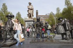Selfie e foto ricordo sono un classico della piazza Rembrandtplein ad Amsterdam - © Anton Havelaar / Shutterstock.com 