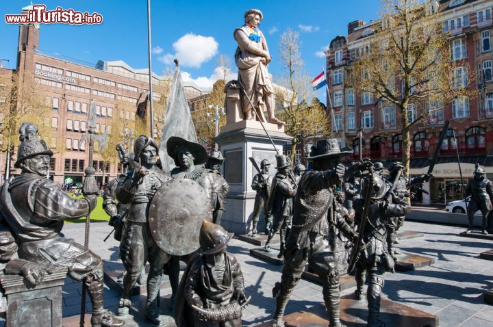 Immagine Il gruppo scultoreo della "Ronda di notte". opera di Aleksandr Taratynov e Mikhail Dronov, due scultori russi, vuole celebrare  il celebre pittore olandese che rappresentò questi personaggi nell'omonima opera custodita nel Museo Nazionale di Amsterdam © lornet / Shutterstock.com